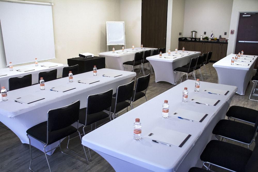Hotel Express By Marriott Galerias 4*